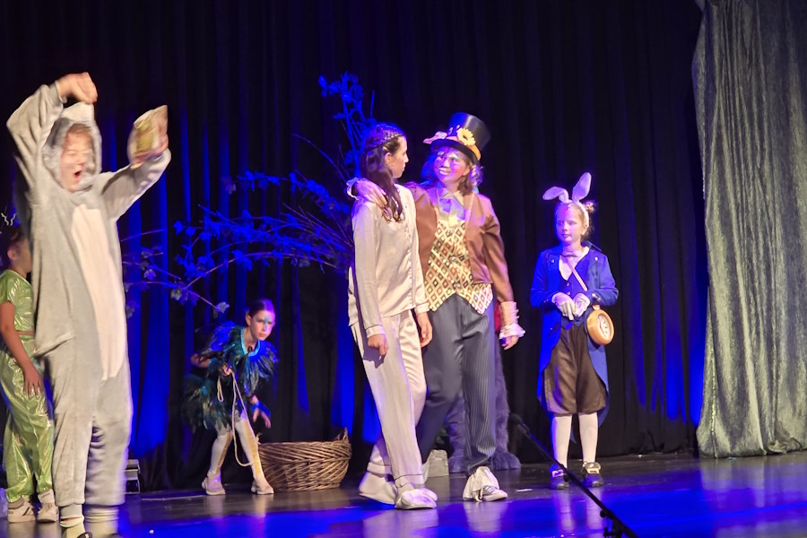 2025_Alice.im.Wunderland 6.jpg